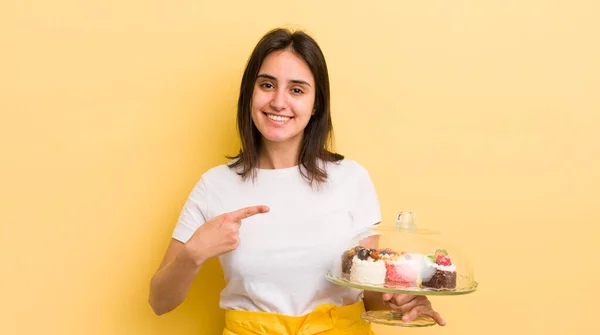 若いヒスパニック系の女性が興奮しているとサイドを指して驚いている 家で作るケーキのコンセプト — ストック写真