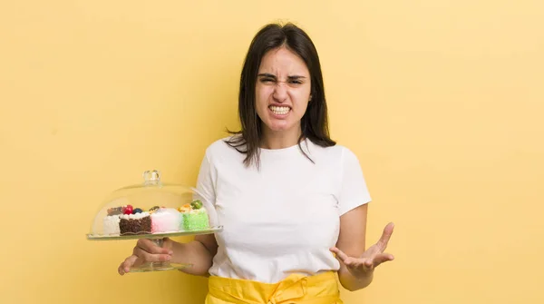 Νεαρή Ισπανίδα Που Δείχνει Θυμωμένη Ενοχλημένη Και Απογοητευμένη Σπιτικό Κέικ — Φωτογραφία Αρχείου