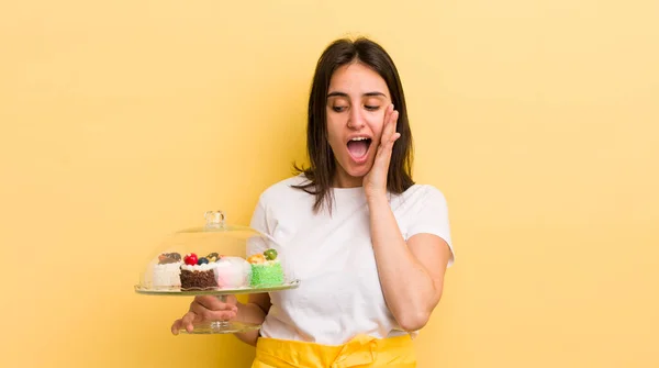 Ung Latinamerikansk Kvinna Känner Sig Glad Upphetsad Och Överraskad Hembakat — Stockfoto