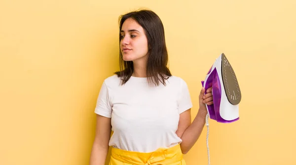 Young Hispanic Woman Profile View Thinking Imagining Daydreaming Clothes Iron — Stock Photo, Image
