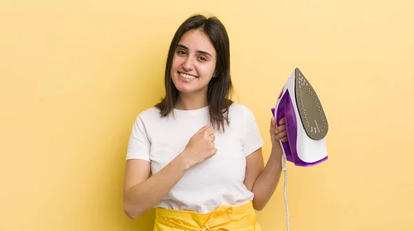 Jovem Hispânica Sentindo Feliz Enfrentando Desafio Celebrando Roupas Conceito Ferro — Fotografia de Stock