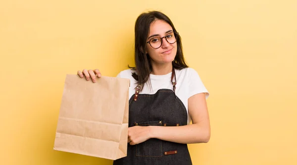 Jovem Hispânica Encolhendo Ombros Sentindo Confusa Incerta Fast Food Entregar — Fotografia de Stock