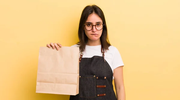 Jonge Spaanse Vrouw Die Verward Verward Uitziet Fastfood Leveren Concept — Stockfoto