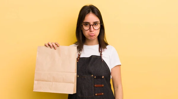 Jonge Spaanse Vrouw Voelt Zich Verdrietig Zeurderig Met Een Ongelukkige — Stockfoto