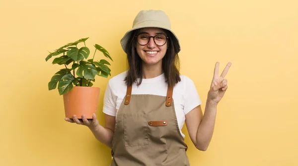 Jovem Hispânica Sorrindo Parecendo Feliz Gesticulando Vitória Paz Jardineiro Conceito — Fotografia de Stock