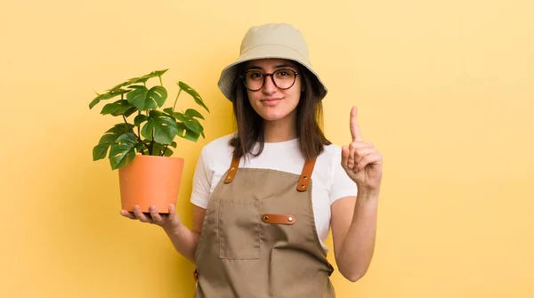 Jovem Hispânico Mulher Sorrindo Olhando Amigável Mostrando Número Jardineiro Conceito — Fotografia de Stock