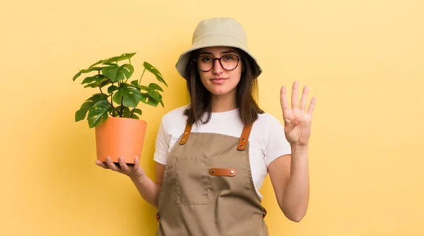 Giovane Donna Ispanica Sorridente Dall Aspetto Amichevole Mostrando Numero Quattro — Foto Stock