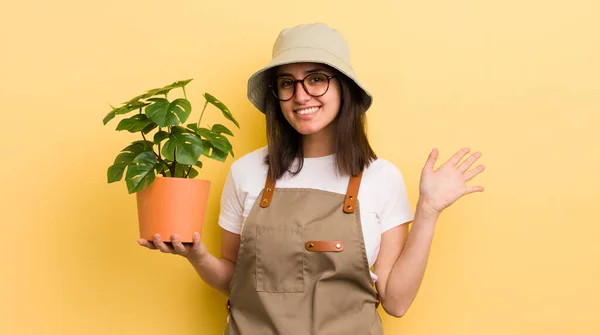 Jovem Hispânica Sorrindo Feliz Acenando Mão Acolhendo Cumprimentando Você Jardineiro — Fotografia de Stock