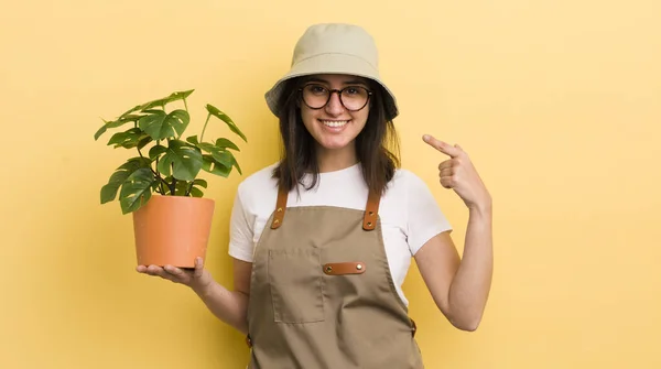 Giovane Donna Ispanica Sorridente Con Fiducia Che Punta Proprio Ampio — Foto Stock