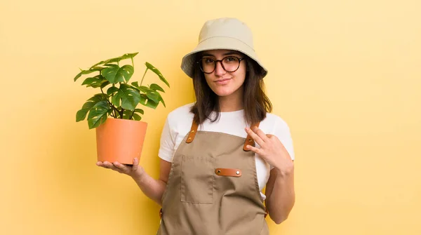 Jovem Hispânica Olhando Arrogante Bem Sucedido Positivo Orgulhoso Jardineiro Conceito — Fotografia de Stock