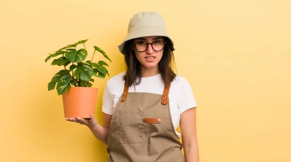 Jovem Hispânica Sentindo Perplexo Confuso Jardineiro Conceito Planta — Fotografia de Stock