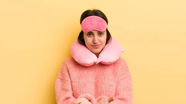 Joven Mujer Hispana Sonriendo Felizmente Con Amabilidad Ofreciendo Mostrando Concepto — Foto de Stock