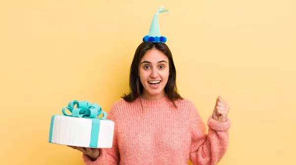 Joven Hispana Sintiéndose Conmocionada Riendo Celebrando Éxito Concepto Cumpleaños — Foto de Stock