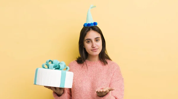 Joven Mujer Hispana Sonriendo Felizmente Con Amabilidad Ofreciendo Mostrando Concepto — Foto de Stock