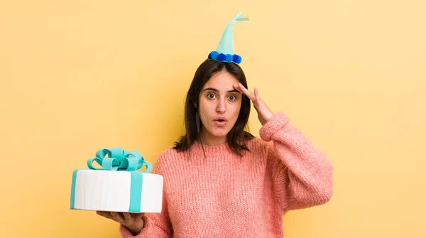 Jonge Spaanse Vrouw Die Gelukkig Verbaasd Verrast Uitziet Verjaardagsconcept — Stockfoto