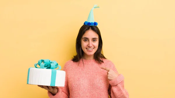 Fiatal Spanyol Boldognak Érzi Magát Önmagára Mutat Egy Izgatott Születésnapi — Stock Fotó