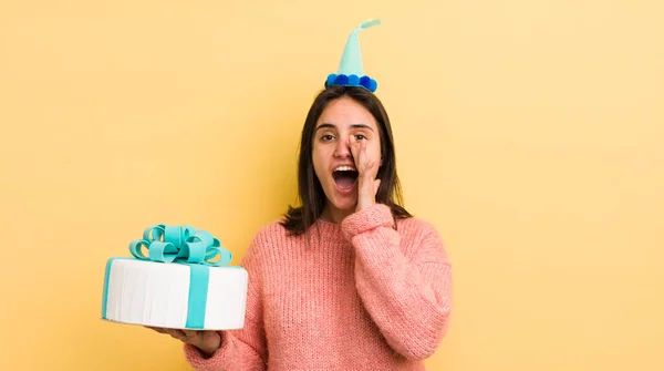 Young Hispanic Woman Feeling Happy Giving Big Shout Out Hands — Stock Photo, Image