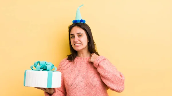 Jovem Hispânica Sentindo Estressado Ansioso Cansado Frustrado Conceito Aniversário — Fotografia de Stock