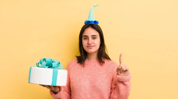 Jonge Spaanse Vrouw Glimlachend Vriendelijk Toont Nummer Een Verjaardagsconcept — Stockfoto