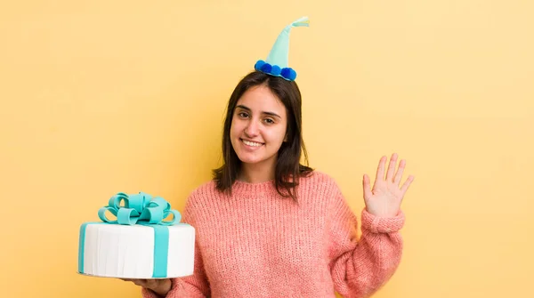 Fiatal Spanyol Boldogan Mosolyog Integet Üdvözöl Üdvözöl Téged Születésnapi Koncepció — Stock Fotó