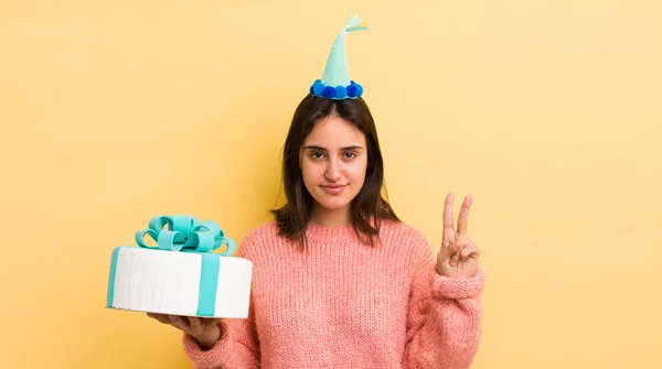 Jonge Spaanse Vrouw Glimlachend Vriendelijk Toont Nummer Twee Verjaardagsconcept — Stockfoto