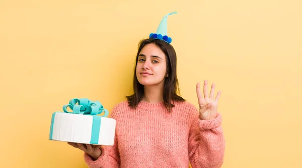 Jonge Spaanse Vrouw Glimlachend Vriendelijk Toont Nummer Vier Verjaardagsconcept — Stockfoto