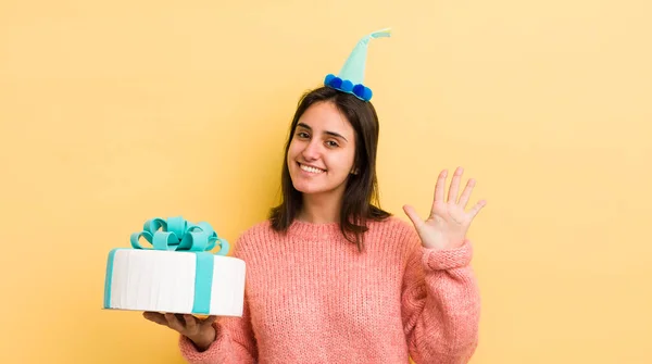 Jovem Hispânica Sorrindo Parecendo Amigável Mostrando Número Cinco Conceito Aniversário — Fotografia de Stock