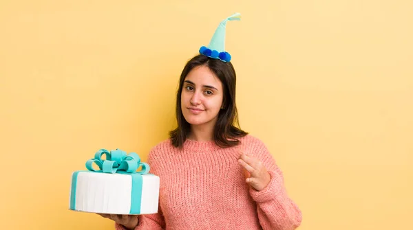 Jonge Spaanse Vrouw Die Arrogant Succesvol Positief Trots Uitziet Verjaardagsconcept — Stockfoto