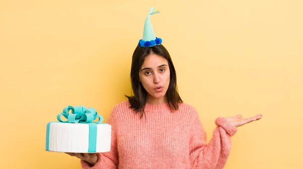 Young Hispanic Woman Looking Surprised Shocked Jaw Dropped Holding Object — Stock Photo, Image