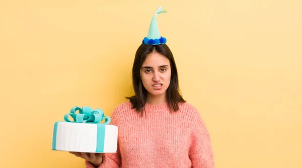 Jonge Spaanse Vrouw Die Zich Verward Verward Voelt Verjaardagsconcept — Stockfoto