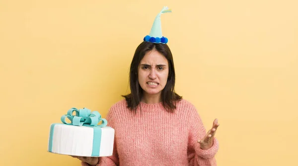 Giovane Donna Ispanica Che Sembra Disperata Frustrata Stressata Concetto Compleanno — Foto Stock