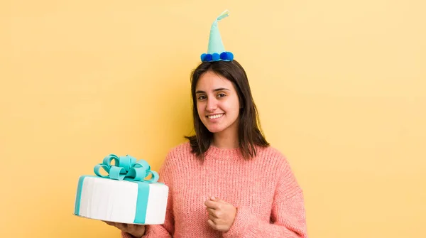 Jovem Hispânica Sentindo Feliz Enfrentando Desafio Celebrando Conceito Aniversário — Fotografia de Stock