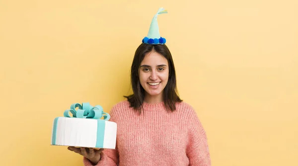 Jonge Spaanse Vrouw Die Gelukkig Aangenaam Verrast Uitziet Verjaardagsconcept — Stockfoto