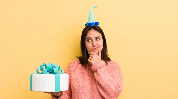 Joven Mujer Hispana Pensando Sintiéndose Dudosa Confundida Concepto Cumpleaños — Foto de Stock