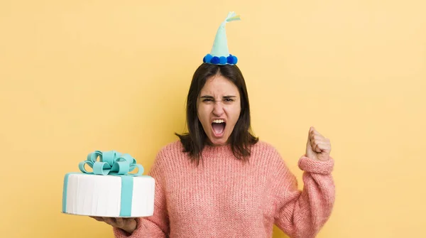 Jonge Spaanse Vrouw Schreeuwt Agressief Met Een Boze Uitdrukking Verjaardagsconcept — Stockfoto