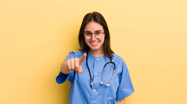 Молода Іспаномовна Жінка Вказує Камеру Яка Тебе Вибирає Концепція Медсестри — стокове фото