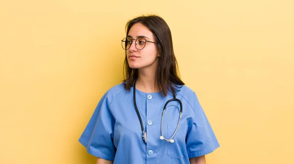 プロフィールビューの思考 想像力や空想上の若いヒスパニック女性 看護師の概念 — ストック写真