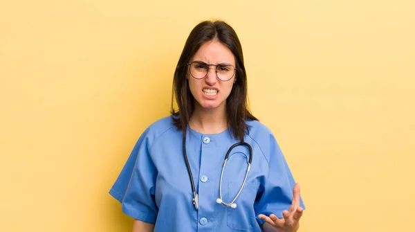 Jovem Hispânica Olhando Com Raiva Irritado Frustrado Conceito Enfermeiro — Fotografia de Stock