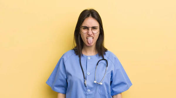 스페인 여자는 혐오감을 느끼고 짜증을 느끼며 내미는 것이었다 간호사 — 스톡 사진