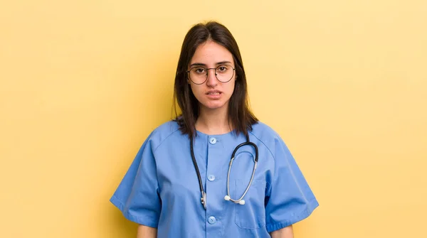 Jovem Hispânica Sentindo Perplexo Confuso Conceito Enfermeiro — Fotografia de Stock