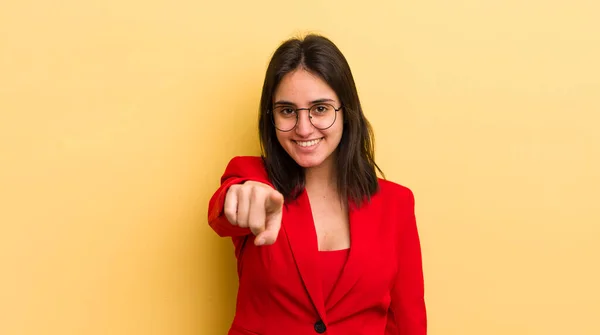 Een Jonge Spaanse Vrouw Die Naar Camera Wijst Jou Kiest — Stockfoto