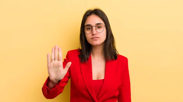 Ung Latinamerikansk Kvinna Ser Allvarlig Visar Öppen Handflata Gör Stopp — Stockfoto