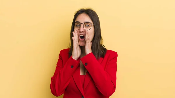 Jonge Spaanse Vrouw Voelt Zich Gelukkig Geeft Een Groot Geschreeuw — Stockfoto