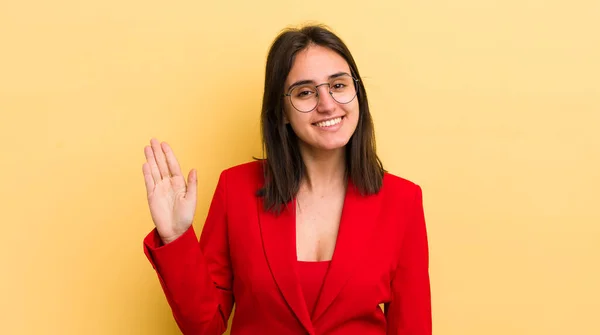 Ung Latinamerikansk Kvinna Ler Glatt Viftar Med Handen Välkomnar Och — Stockfoto