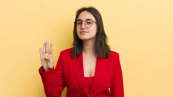 Giovane Donna Ispanica Sorridente Dall Aspetto Amichevole Mostrando Numero Quattro — Foto Stock