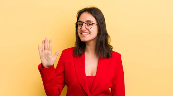 Ung Latinamerikansk Kvinna Ler Och Ser Vänlig Visar Nummer Fem — Stockfoto