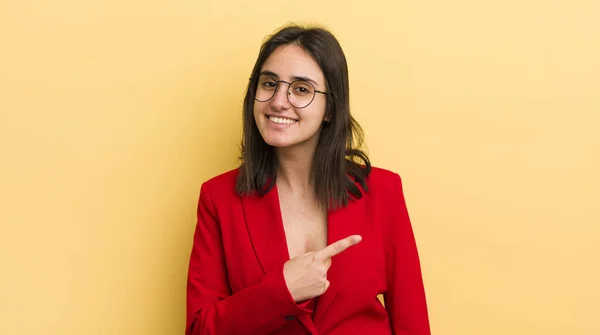 Jonge Spaanse Vrouw Kijkt Opgewonden Verrast Wijzend Naar Zijkant Bedrijfsconcept — Stockfoto