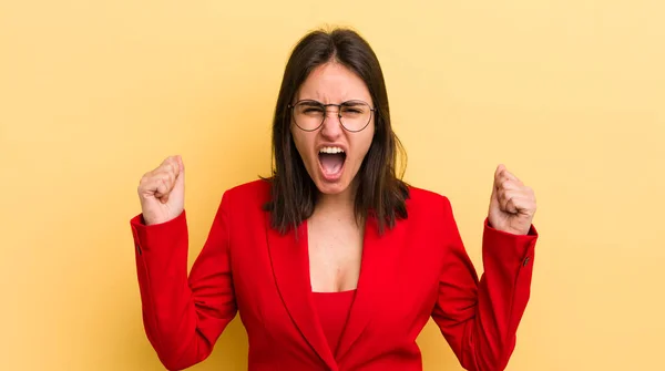 Jonge Spaanse Vrouw Schreeuwt Agressief Met Een Boze Uitdrukking Bedrijfsconcept — Stockfoto