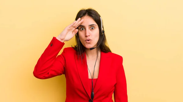Jonge Spaanse Vrouw Die Gelukkig Verbaasd Verrast Uitziet Telemarketer Concept — Stockfoto