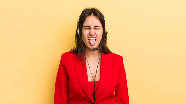 Νεαρή Ισπανίδα Γυναίκα Χαρούμενη Και Επαναστατική Συμπεριφορά Αστειεύεται Και Βγάζει — Φωτογραφία Αρχείου